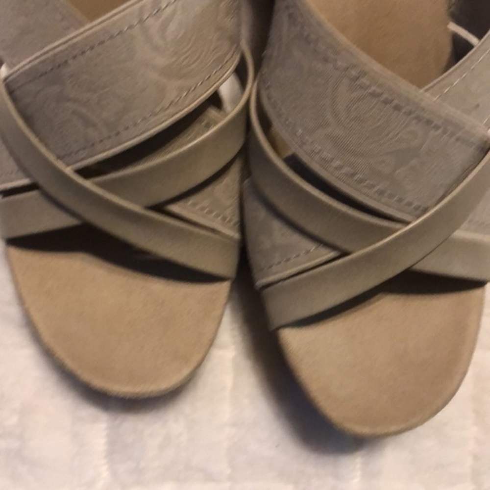 Wear Ever by Bare Traps “Goldy” Wedge Sandals Q5 - Picture 5 of 8